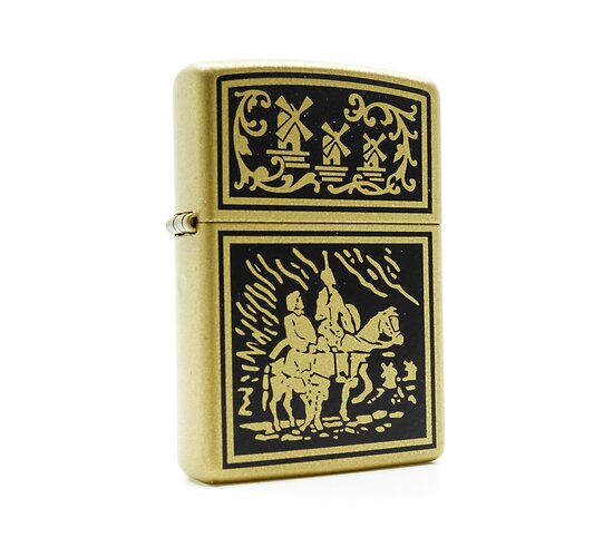 Zippo La mancha goldkleurige aansteker met zwarte print van windmolens boven en twee mannen te paard onder