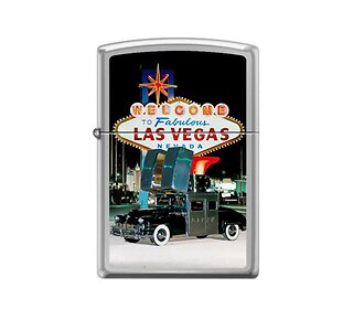 Zippo Las Vegas road trip aansteker met glanzende chromen afwerking en print van Zippo auto voor Welcome to Fabulous Las Vegas bord