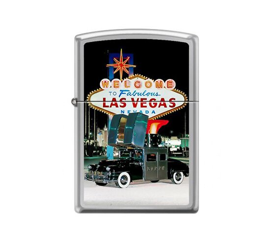 Zippo Las Vegas road trip aansteker met glanzende chromen afwerking en print van Zippo auto voor Welcome to Fabulous Las Vegas bord
