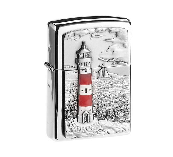 Geborsteld chomen zippo met een vuurtoren aan zee