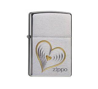 Zippo Love hearts aansteker met geborstelde chrome afwerking en two-tone gravure van chromen en bronzen harten