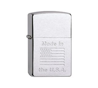 Zippo made in USA met lustre etched gravure, chrome kleur en geborstelde afwerking, zichtbare Amerikaanse vlag en tekst op voorkant