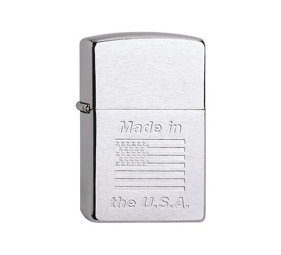 Zippo made in USA met lustre etched gravure, chrome kleur en geborstelde afwerking, zichtbare Amerikaanse vlag en tekst op voorkant