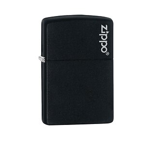 Matte zwarte Zippo aansteker met klein wit Zippo-logo rechtsboven op een zwarte achtergrond