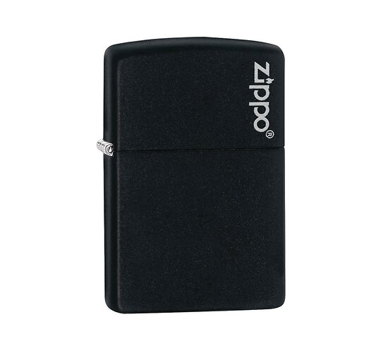 Matte zwarte Zippo aansteker met klein wit Zippo-logo rechtsboven op een zwarte achtergrond
