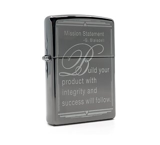 Zippo Mission statement aansteker in gepolijst Black ice met lasergravure van quote in witte kleur