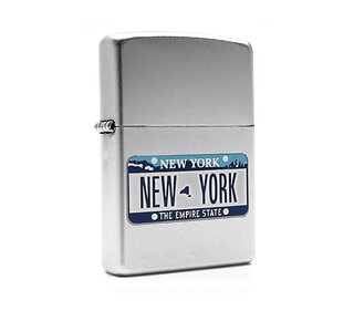 Zippo New York licence satin chrome aansteker met witte en blauwe kentekenplaat print ‘The Empire State’