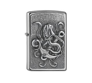 Zippo Octopus aansteker in satin chrome met metalen embleem van een octopus die tentakels rond een anker slingert