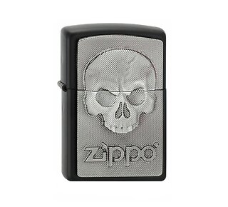 Zippo Phantom Skull matte zwarte aansteker met zilverkleurig schedel embleem en Zippo logo