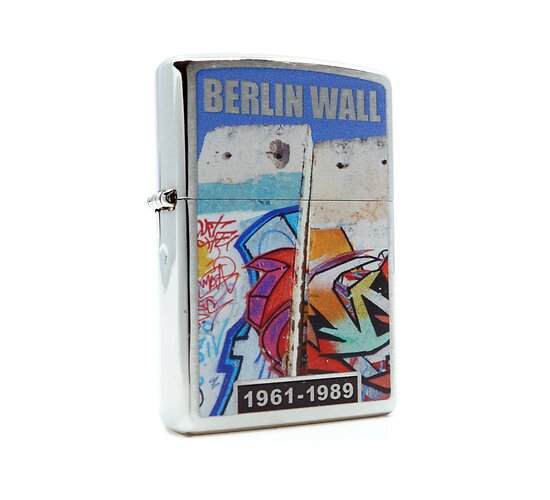 Zippo Planeta Berlin wall aansteker chrome met geborstelde afwerking en graffiti print van Berlijnse muur met tekst BERLIN WALL 1961-1989