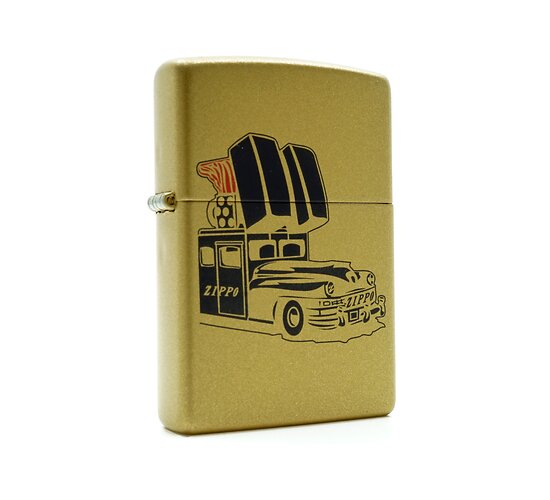 Zippo Planeta car aansteker met honey gold afwerking en zwarte print van de iconische Zippo auto