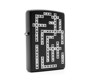 Matte zwarte Zippo Planeta Crossword aansteker met witte kruiswoordpuzzelprint en verborgen Zippo Z-logo