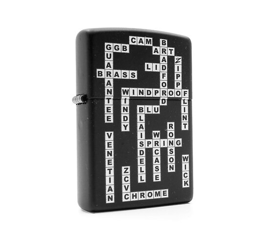 Matte zwarte Zippo Planeta Crossword aansteker met witte kruiswoordpuzzelprint en verborgen Zippo Z-logo