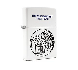 Zippo Planeta fan test aansteker wit met matte afwerking en print van waaier en tekst Try the fan test 1932 - 2012
