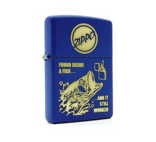 Donkerblauwe Zippo Planeta Fish belly aansteker met matte afwerking, lasergravure van vis, Zippo-logo en tekst