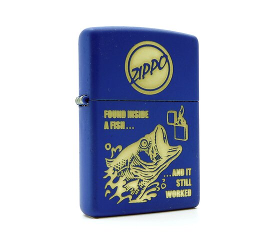 Donkerblauwe Zippo Planeta Fish belly aansteker met matte afwerking, lasergravure van vis, Zippo-logo en tekst