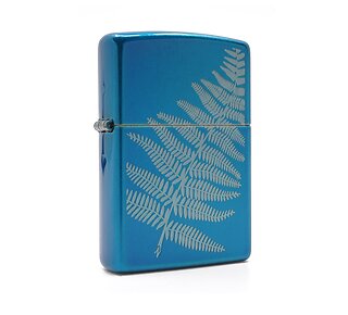 Zippo Planeta fractal aansteker in glanzend blauw met gedetailleerde lasergravure van een bladmotief
