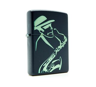 Matte donkerblauwe Zippo Planeta jazz aansteker met print van jazz-speler en saxofoon
