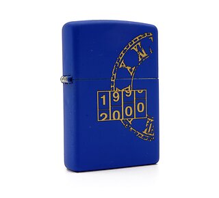 Zippo Planeta millennium matte blauwe aansteker met gouden klok print en Griekse cijfers van 1999 naar 2000