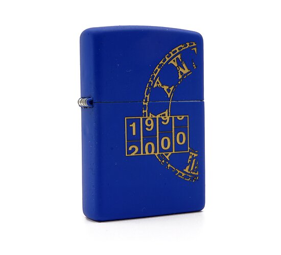 Zippo Planeta millennium matte blauwe aansteker met gouden klok print en Griekse cijfers van 1999 naar 2000