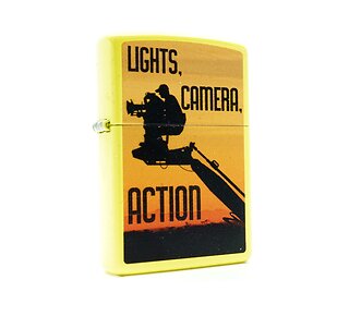 Matte gele Zippo Planeta movies aansteker met silhouet cameraman en tekst lights camera action