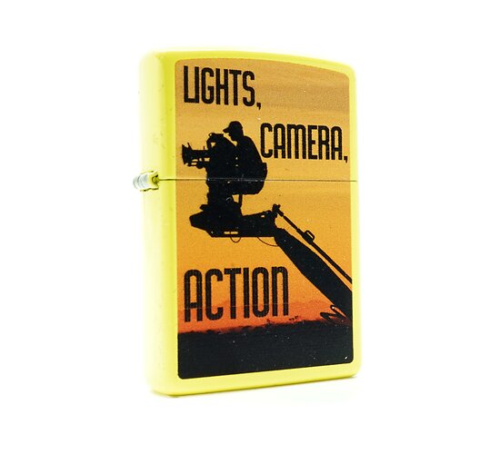 Matte gele Zippo Planeta movies aansteker met silhouet cameraman en tekst lights camera action
