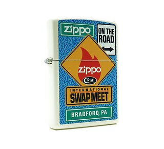 Zippo Planeta swap meet matte witte aansteker met blauw design en teksten On the road en International swap meet