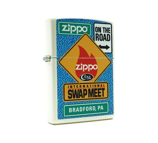 Zippo Planeta swap meet matte witte aansteker met blauw design en teksten On the road en International swap meet