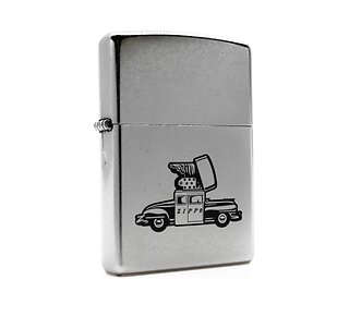 Zippo Planeta Zippo car chrome aansteker met zwarte print van klassieke Zippo auto en street chrome afwerking