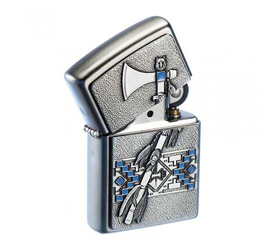 Chrome zippo met een tomahawk en blauwe details