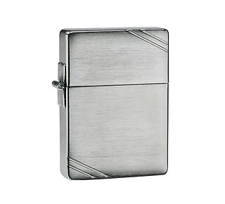 Zippo Replica 1935 Slashes aansteker in chromekleur met geborstelde afwerking en gravure van schuine lijnen in hoeken