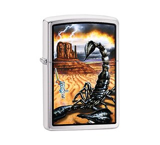 Zippo Mazzi Scorpion aansteker met geborstelde chrome afwerking en print van zwarte schorpioen op woestijnlandschap
