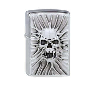 Zippo Scream of Sand emblem met chrome geborstelde afwerking en opvallend reliëf van uitgezakte schedel