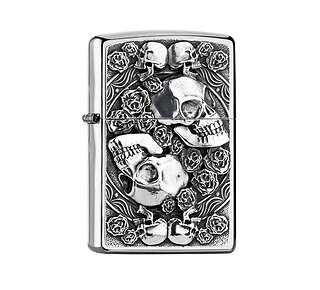 Zippo Skull & Roses regular aansteker in chrome met geborsteld oppervlak en embleem van schedels en rozen