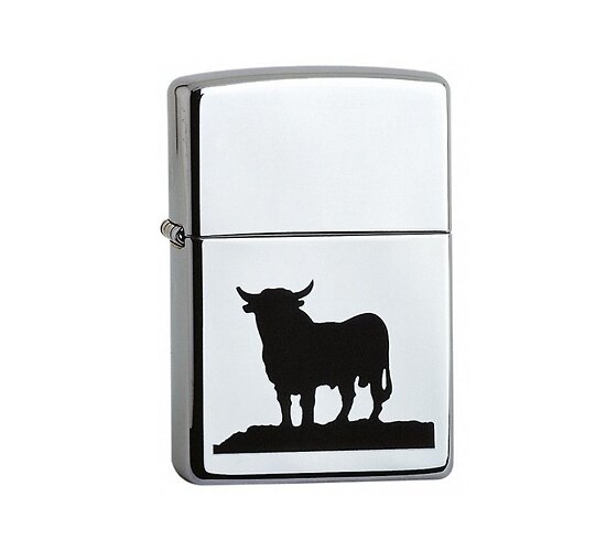 Gepolijste chromen Zippo uit 2003 met zwarte print van een Spaanse stier op de voorkant