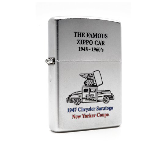 Zippo The famous Zippo car aansteker satin chrome met print van zwarte Zippo auto en tekst in zwart, blauw en rood
