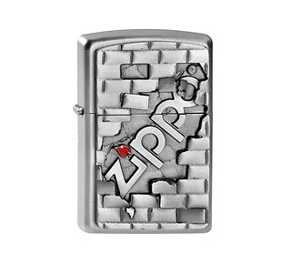 Zippo The Wall aansteker met embleem van stenen muur en Zippo logo op satin Chrome behuizing
