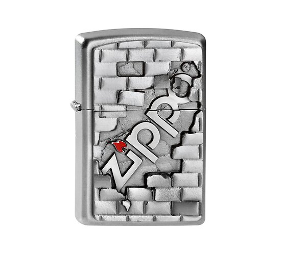 Zippo The Wall aansteker met embleem van stenen muur en Zippo logo op satin Chrome behuizing