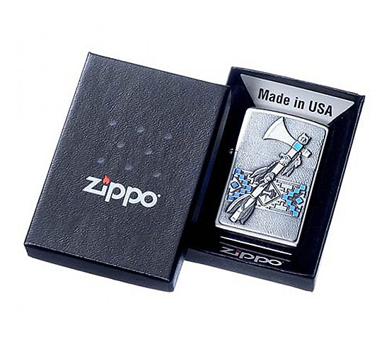 Indiaanse tomahawk op een chromen zippo