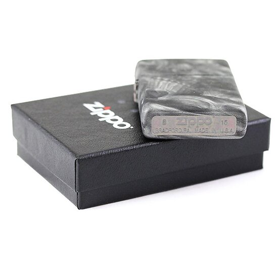 Zippo met rubberachtige feeling en spooky skull design