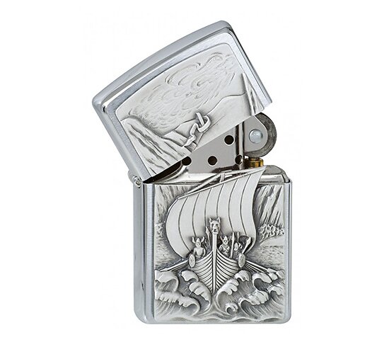 Zippo met een vikingschip op open zee