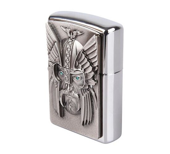 Zippo met viking head embleem en groene ogen