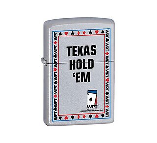 Zippo Texas Holdem WPT regular aansteker in satin chrome met kaartensymbolen en Texas Hold'em tekst