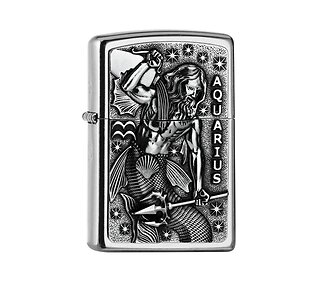 Zippo Zodiac Aquarius Regular chromen aansteker met reliëf embleem van vissenman en sterren