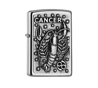 Zippo Zodiac Cancer aansteker chromen behuizing met street chrome afwerking en kreeft reliëf embleem
