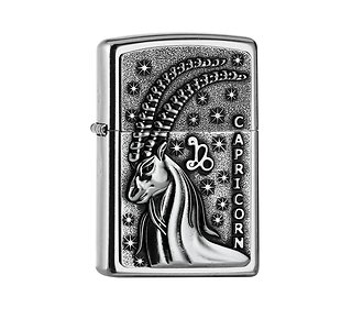 Zippo Zodiac Capricorn aansteker met Street Chrome afwerking, hoogreliëf embleem steenbok, sterrenmotief en verticale Capricorn tekst