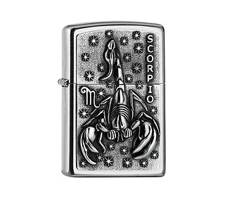 Zippo Zodiac Scorpio Regular aansteker met street chrome afwerking, reliëf schorpioen embleem, sterrenmotief en chromen kleur